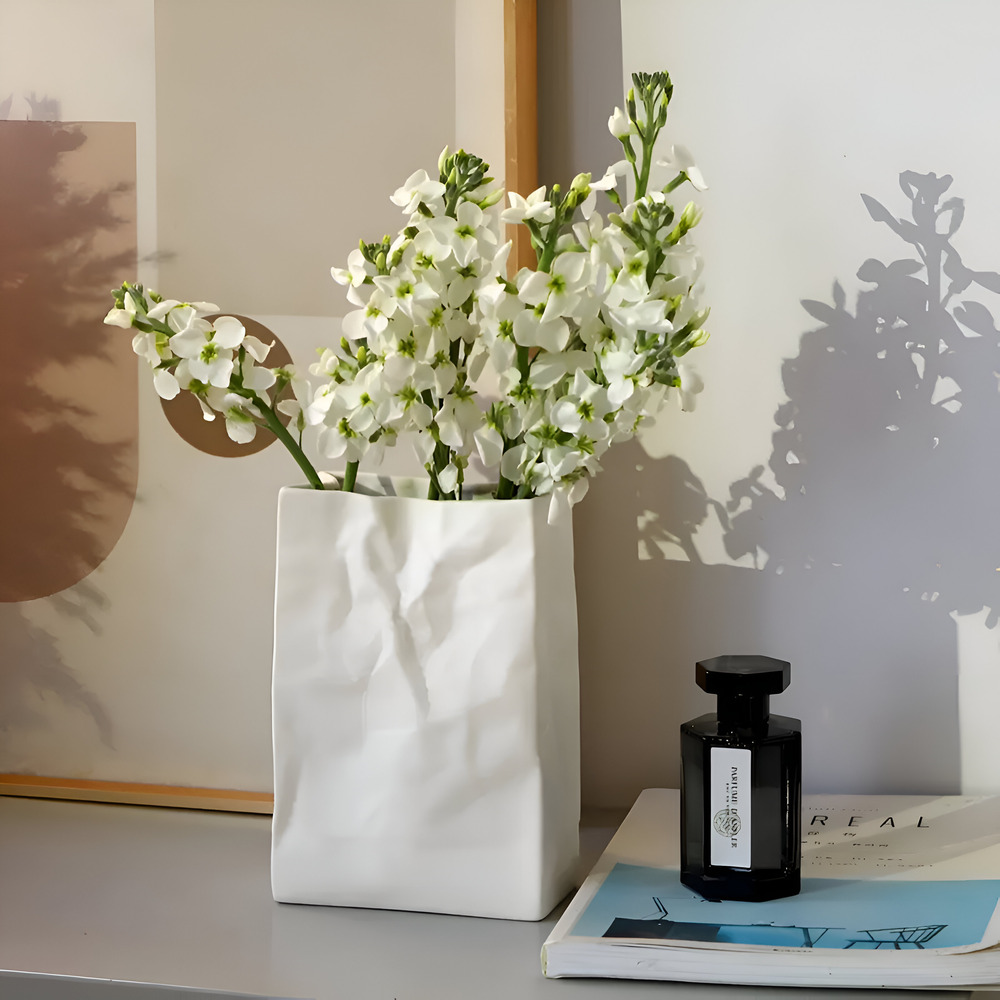 Moderne Keramikvase im Papierbeutel-Look – Stilvolle Dekoration für zeitgemäße Wohnräume