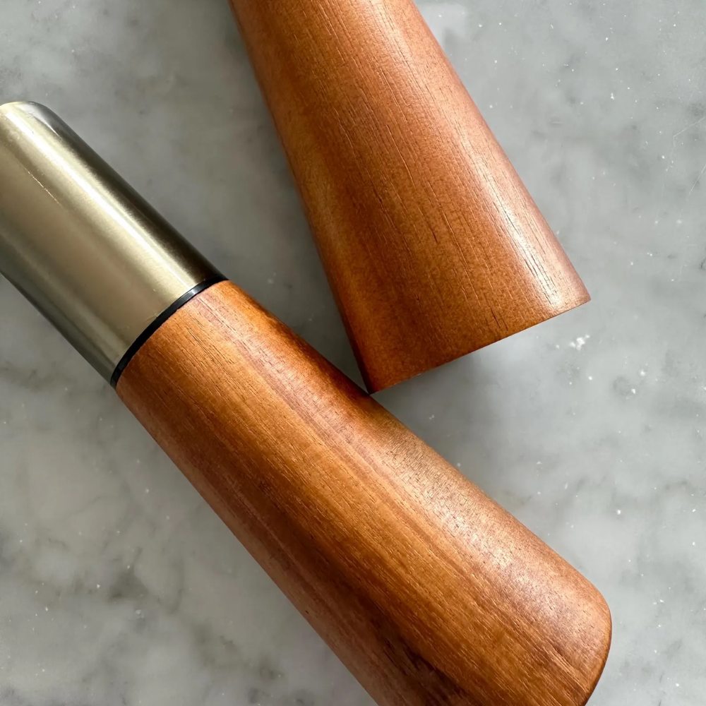 Salz- und Pfeffermühle Set aus Akazienholz – Handgefertigte Gewürzmühlen mit Messingdetails für Küche & Esstisch