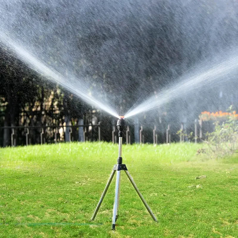 360° Gartensprinkler mit Stativ – Rotierender Rasensprenger mit teleskopischem Dreibein für Garten, Rasen & Bewässerung