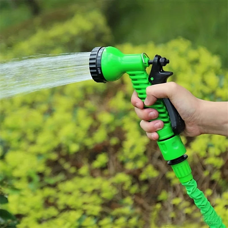 Grüner Gartenschlauch mit Sprühpistole – Erweiterbarer Wasserschlauch mit Messinganschlüssen für Bewässerung & Autowäsche