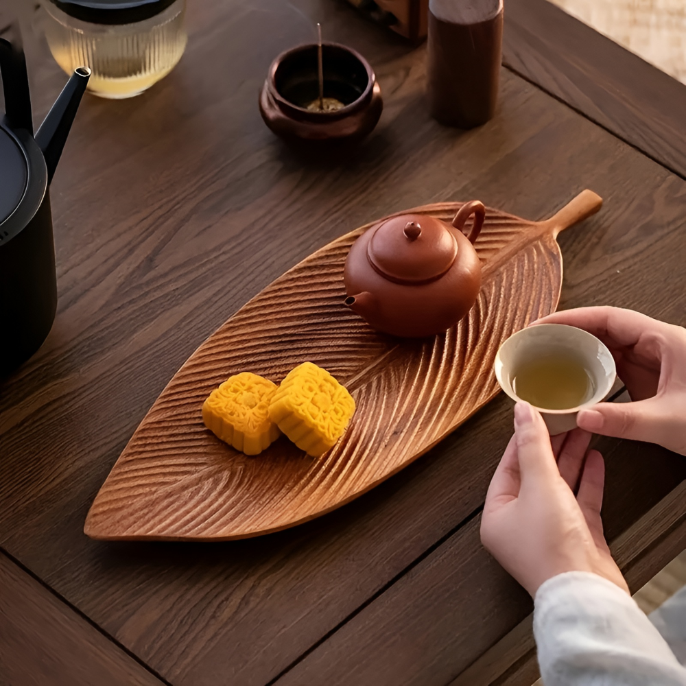 Serviertablett aus Akazienholz in Blattform mit Griff – Holzplatte für Obst & Sushi