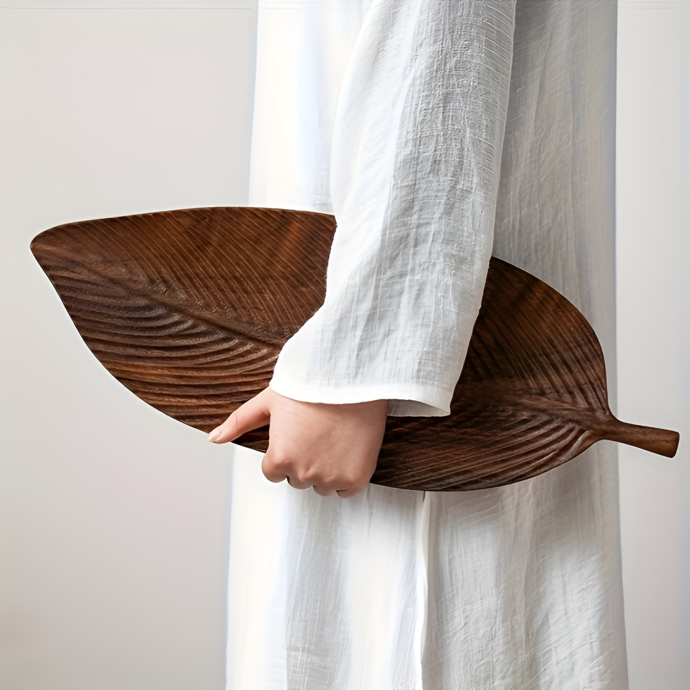 Serviertablett aus Akazienholz in Blattform mit Griff – Holzplatte für Obst & Sushi