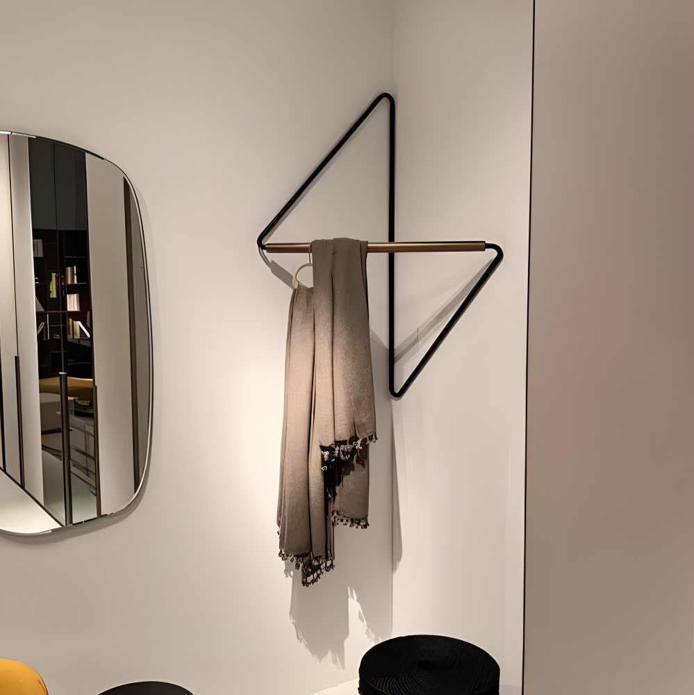 Triad Garderobenständer -  Geometrische Mehrzweck Garderobe aus Metall