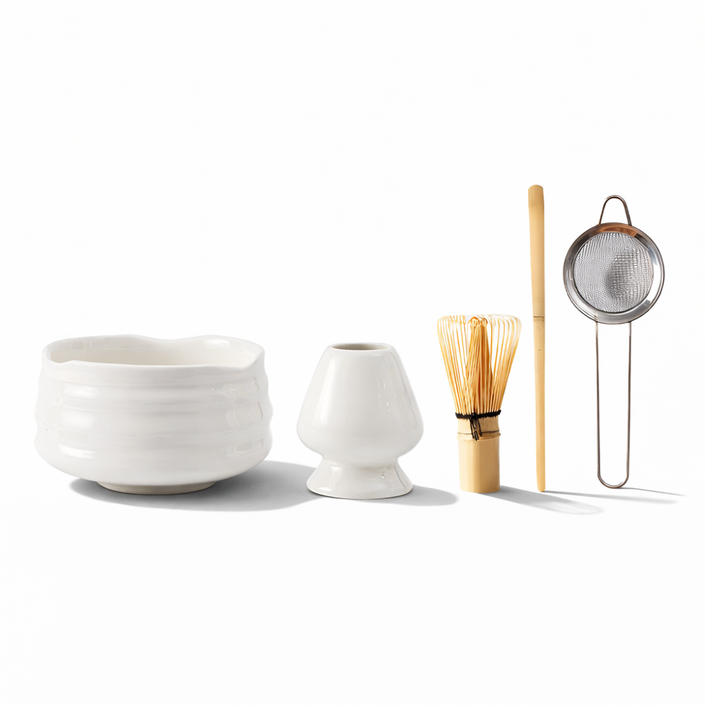 Weißes 5-teiliges Matcha Set aus Keramik & Bambus – Schale mit Ausgießer, Besen, Halter & Sieb – Japanisches Teezubehör