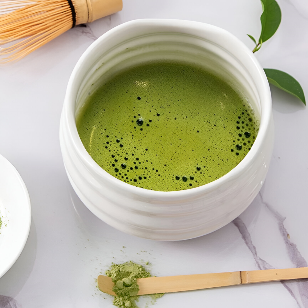 Weißes 5-teiliges Matcha Set aus Keramik & Bambus – Schale mit Ausgießer, Besen, Halter & Sieb – Japanisches Teezubehör