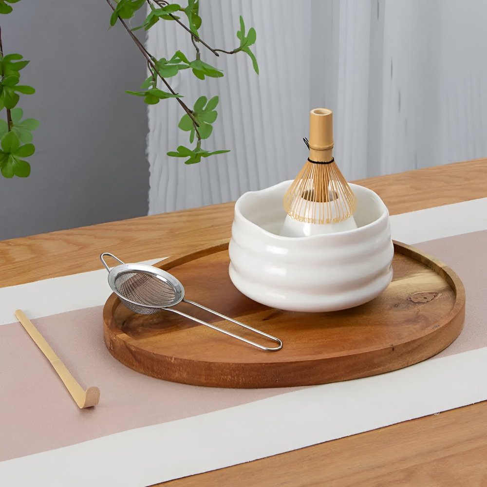 Weißes 5-teiliges Matcha Set aus Keramik & Bambus – Schale mit Ausgießer, Besen, Halter & Sieb – Japanisches Teezubehör