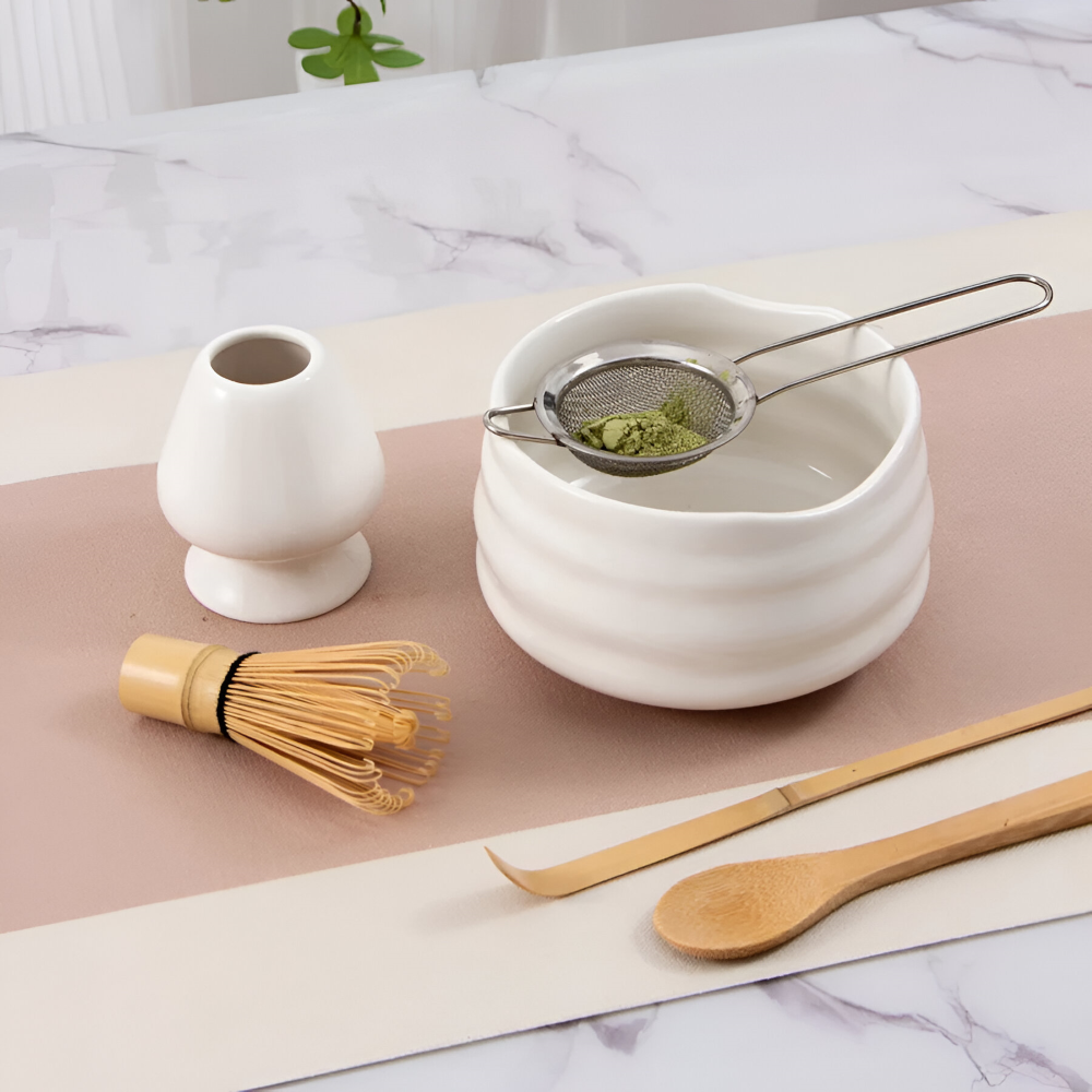 Weißes 5-teiliges Matcha Set aus Keramik & Bambus – Schale mit Ausgießer, Besen, Halter & Sieb – Japanisches Teezubehör