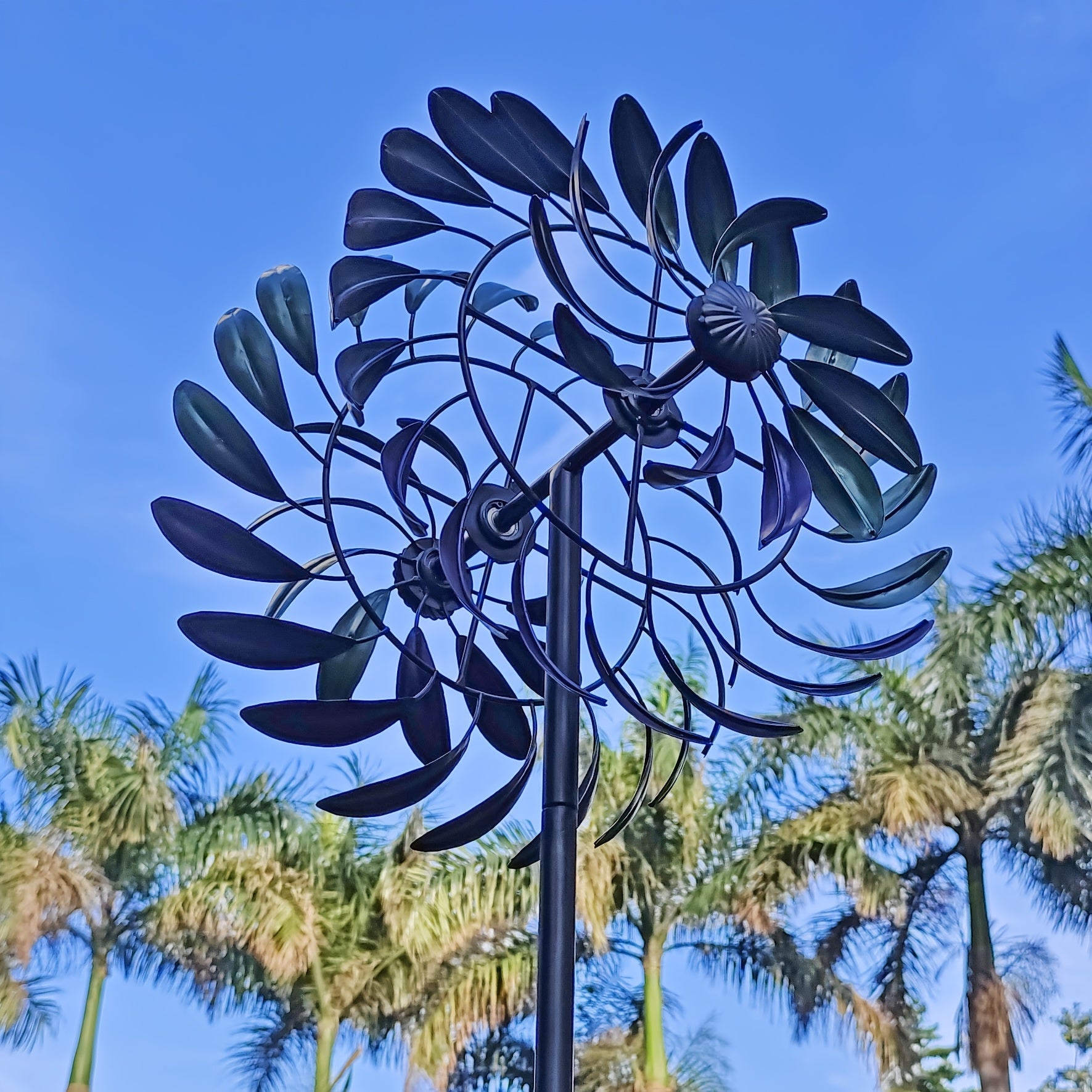 Metall Windspinner für Garten – Kinetische Gartenstecker Deko mit Lila-Blauen Blättern für Rasen, Terrasse & Balkon