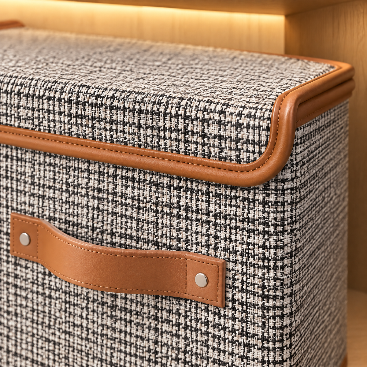 Nahaufnahme: Stoff in Tweed-Optik, Kunstleder-Kante und Kunstledergriff der Aufbewahrungsbox
