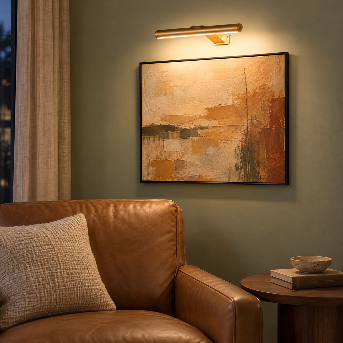 Goldene LED Bilderleuchte über einem abstrakten Gemälde in der Leseecke mit Ledersessel