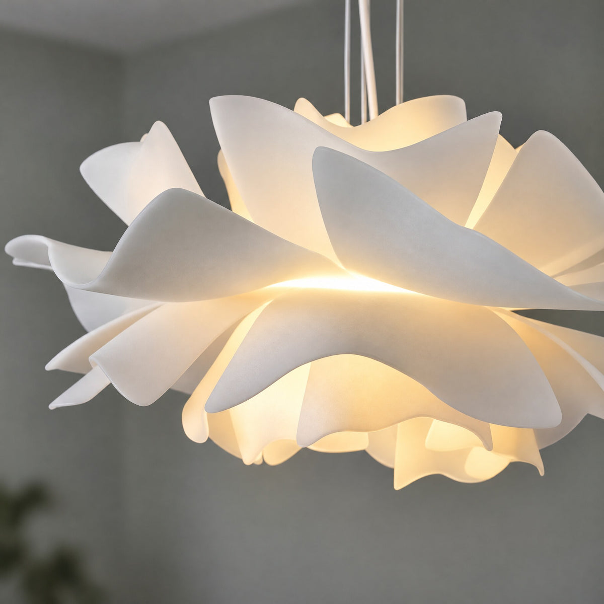 Nahaufnahme der geschichteten Acrylblätter mit warmem Licht dazwischen