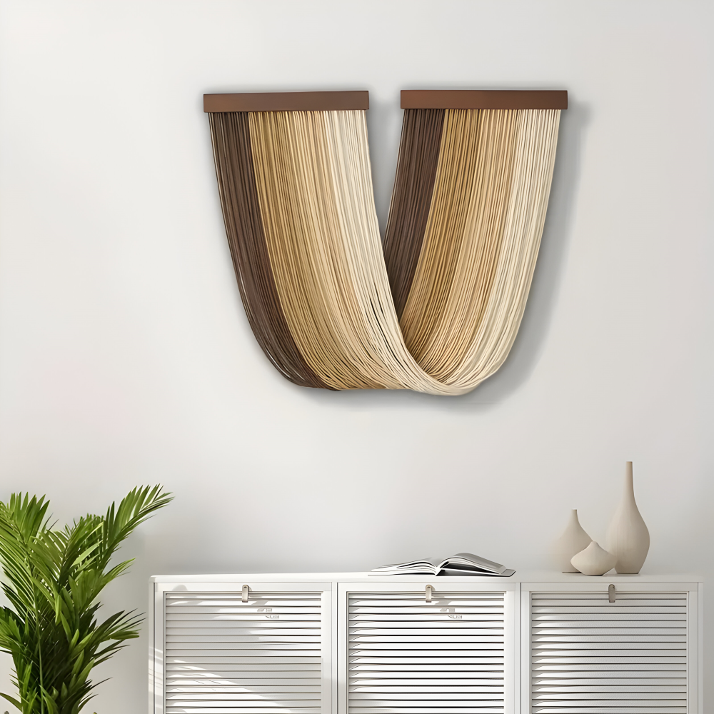 Dunkelbraune Boho Wanddeko über einem weißen Sideboard