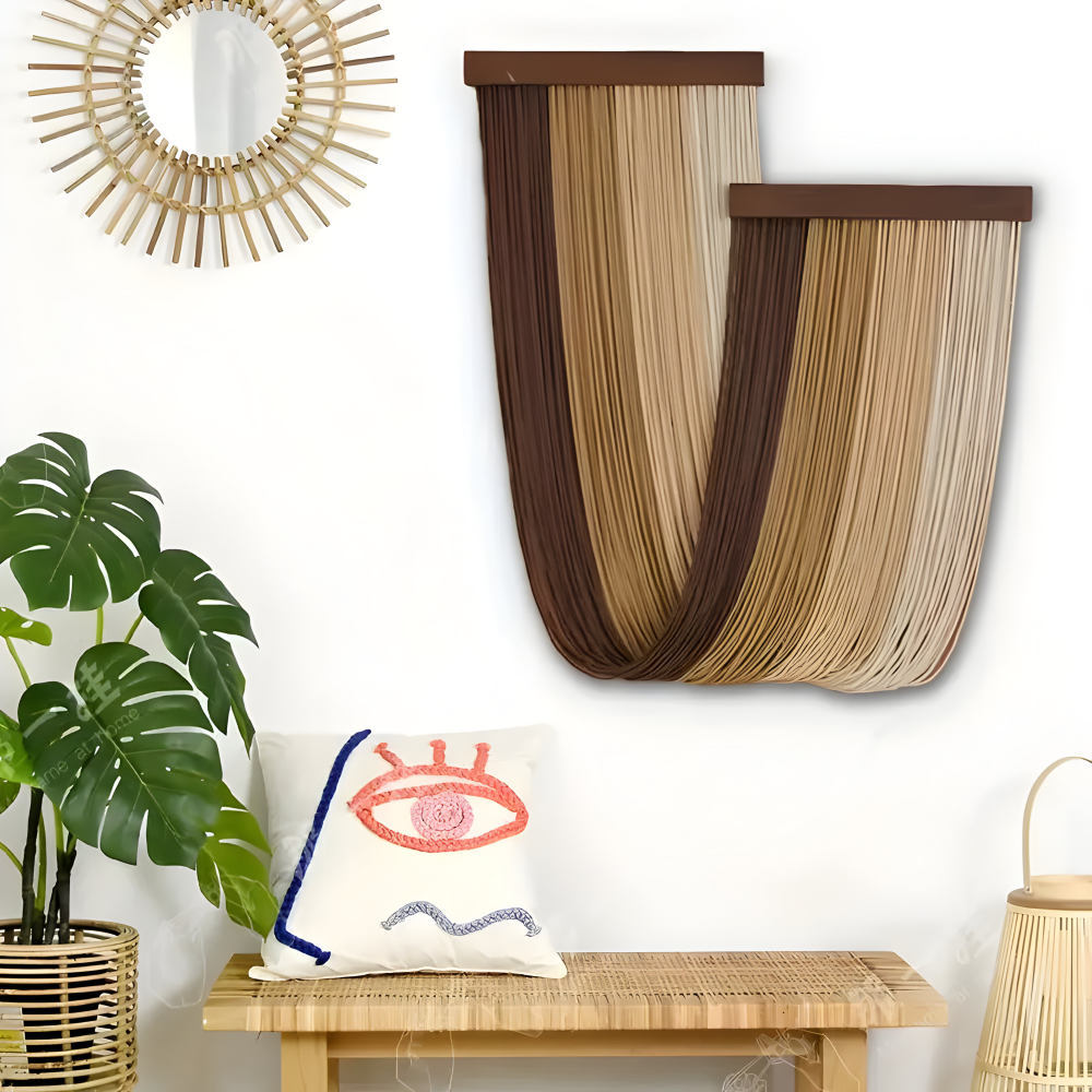 Dunkelbrauner Wandbehang aus Baumwollkordeln im Eingangsbereich