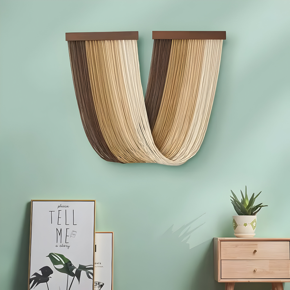 Dunkelbraune Boho Wanddeko an einer mintgrünen Wand