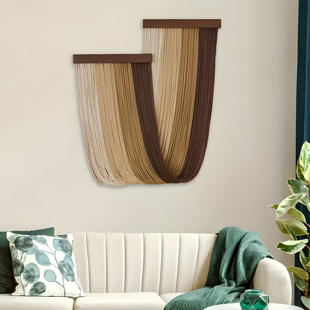 Dunkelbrauner Wandbehang über einem cremefarbenen Sofa