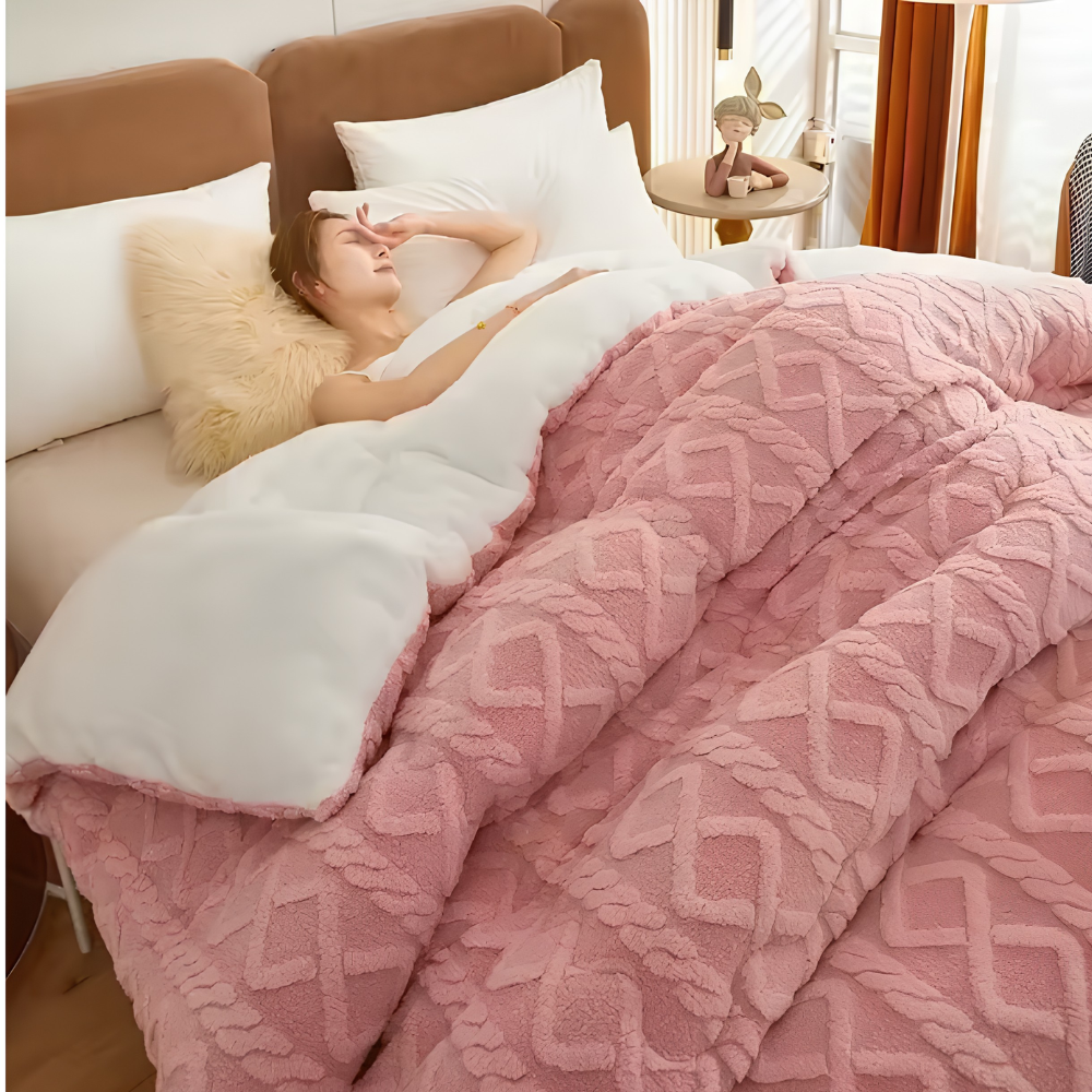 Frau unter einer rosa Winterbettdecke im Schlafzimmer