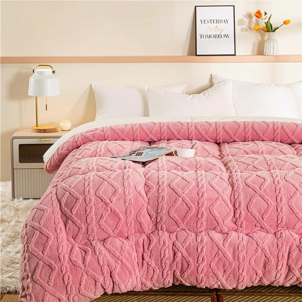 Rosa Winterbettdecke ausgebreitet auf dem Bett