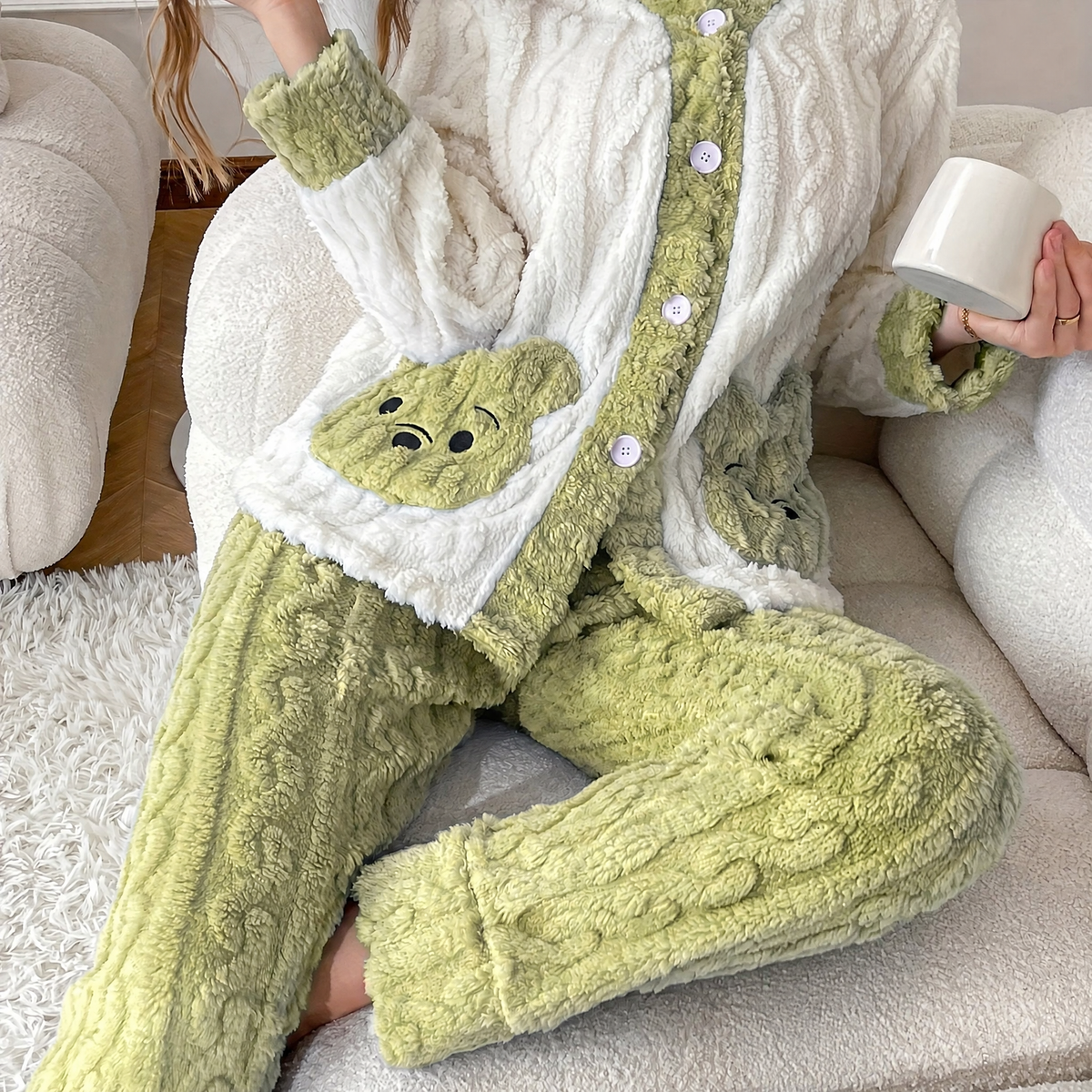 Flanell Pyjama Damen in Creme und Hellgrün mit hellgrünen Bärentaschen und hellgrüner Hose