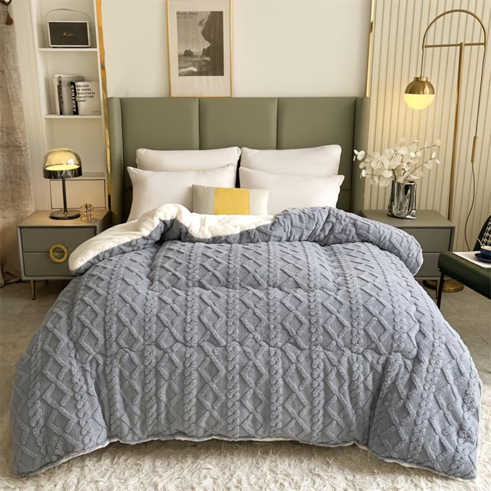 Graue Winterdecke mit Boxsteppung auf dem Bett im Schlafzimmer