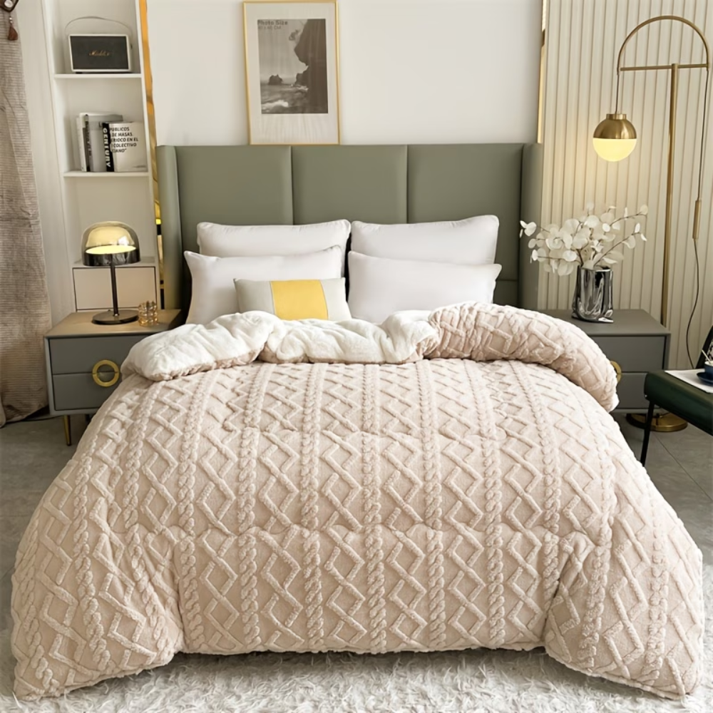 Beige Winterdecke mit Reliefmuster auf dem Bett