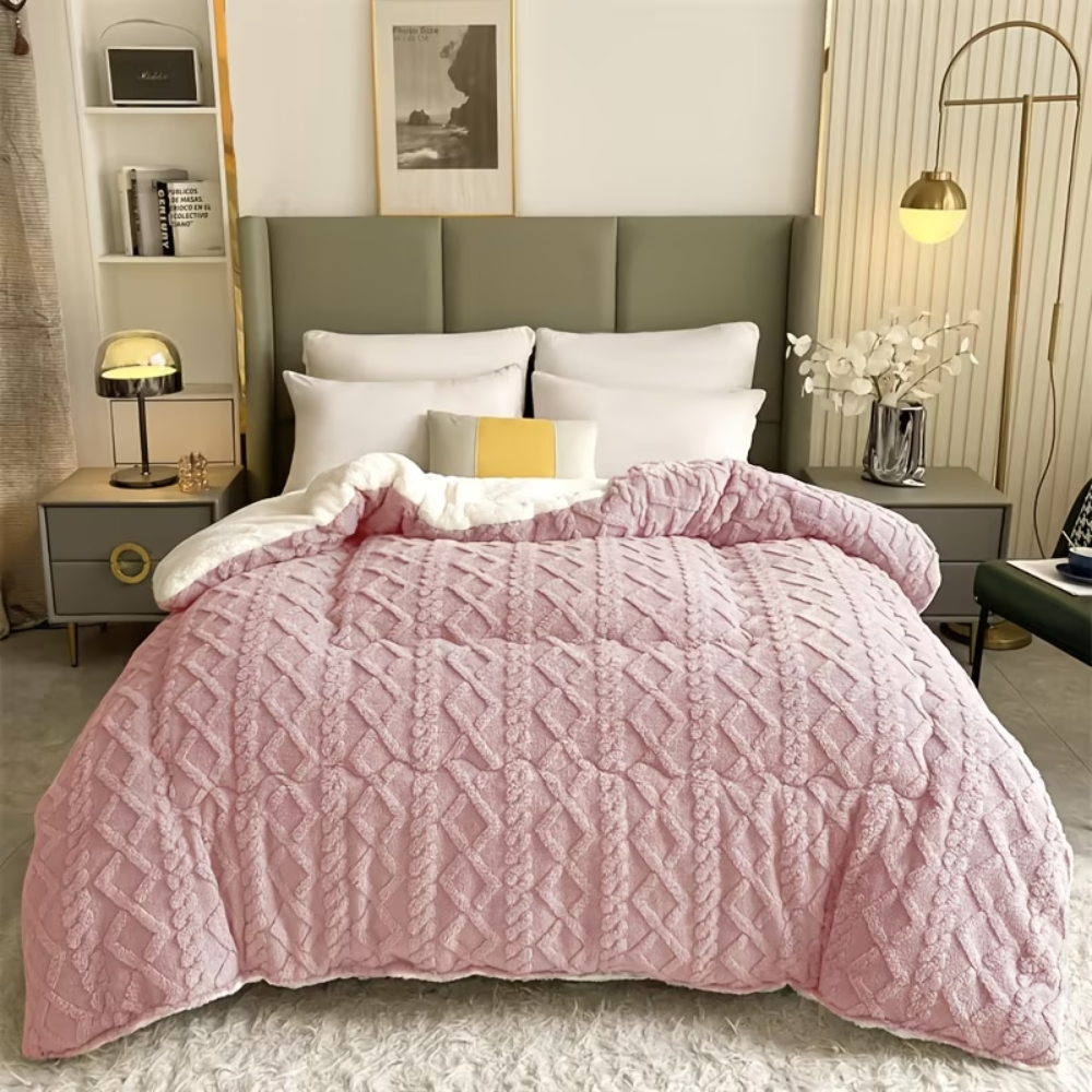 Rosa Winterdecke mit Reliefmuster auf dem Bett