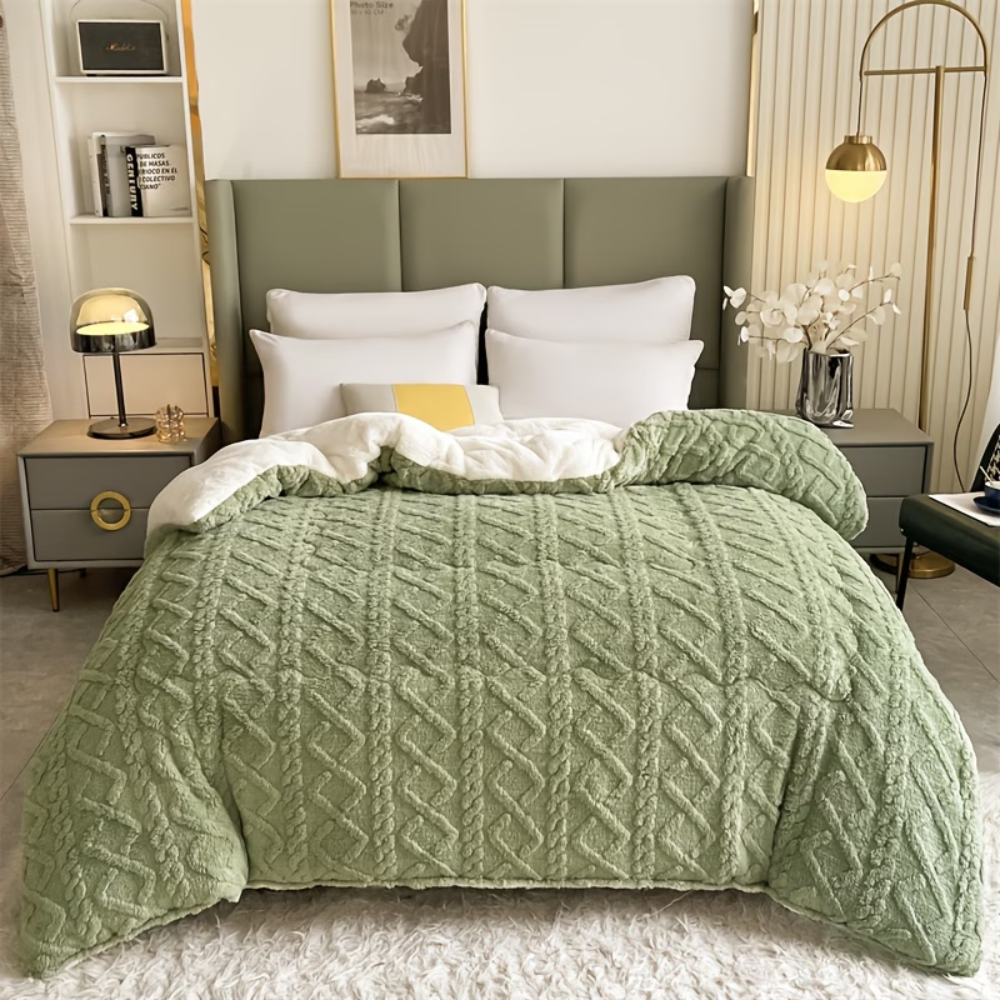 Olivefarbene Winterdecke mit Reliefmuster auf dem Bett