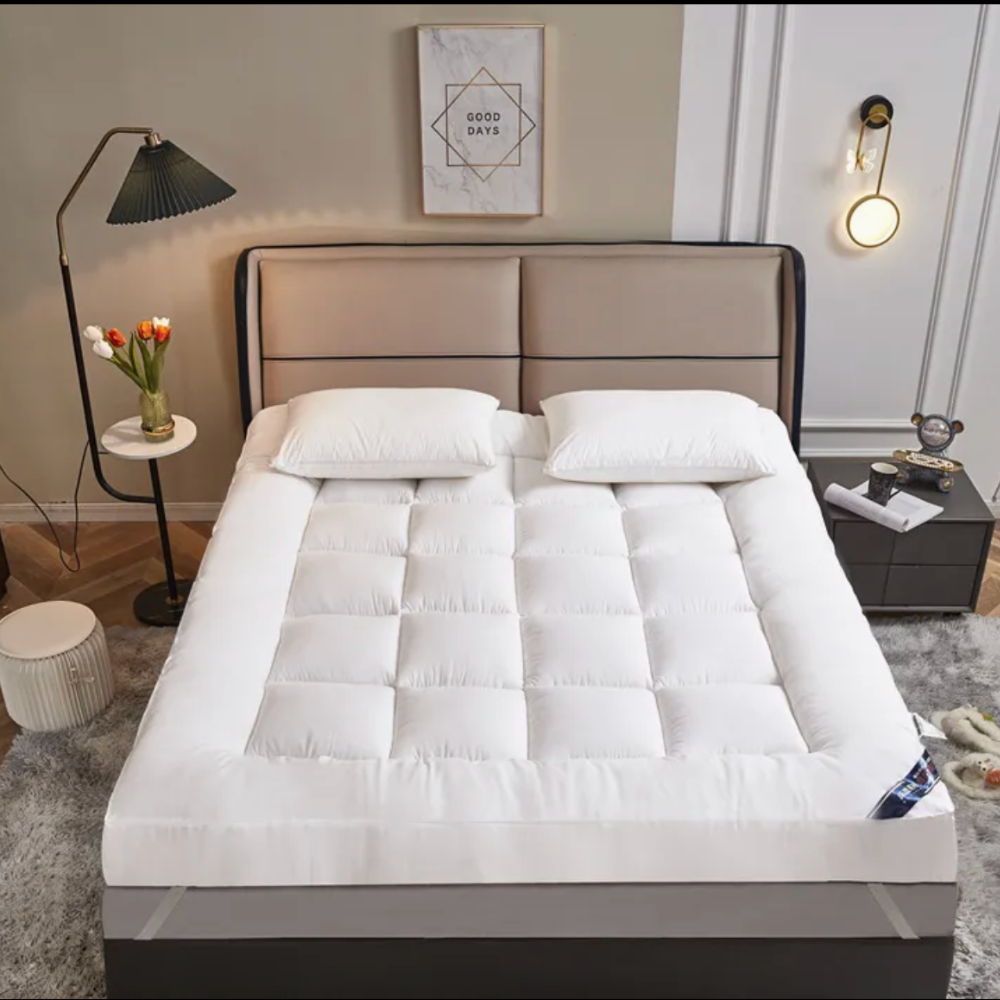 Weißer gesteppter Matratzentopper im Schlafzimmer