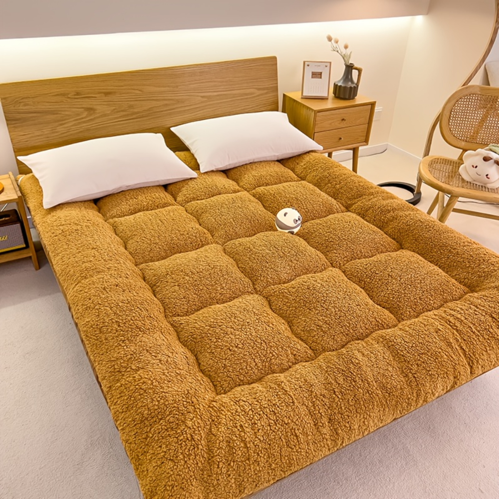 Karamellfarbener flauschiger Matratzentopper im Schlafzimmer