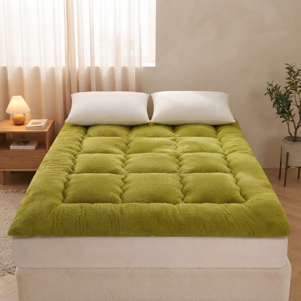 Olivgrüner flauschiger Matratzentopper auf dem Bett