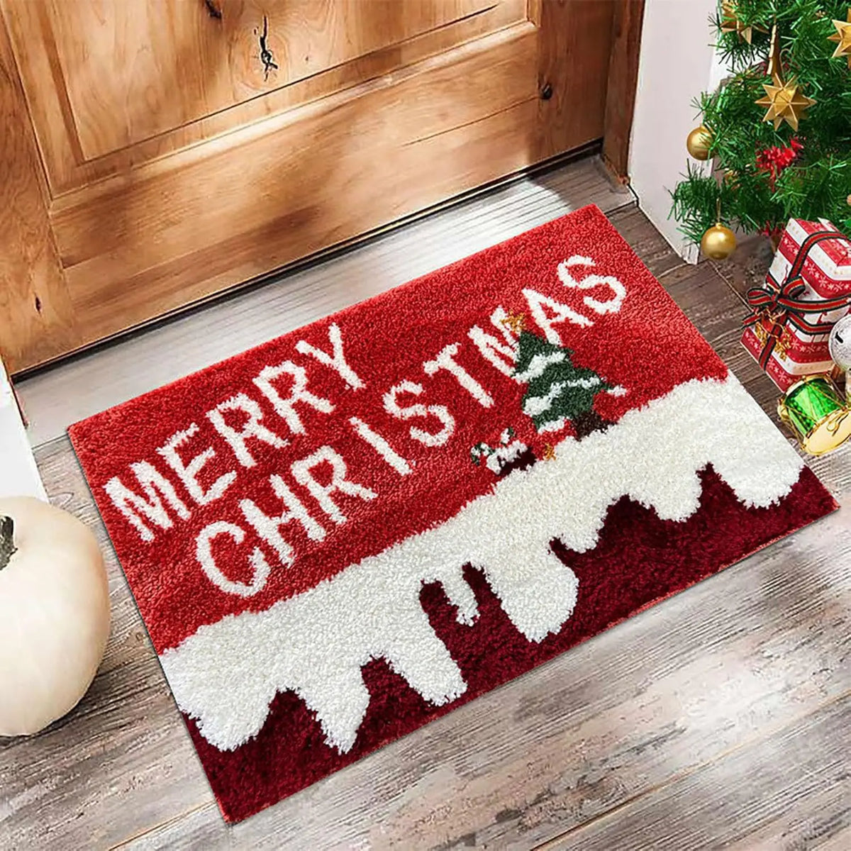 Rote Fußmatte mit Schriftzug Merry Christmas, Schneekante und kleinem Tannenbaum