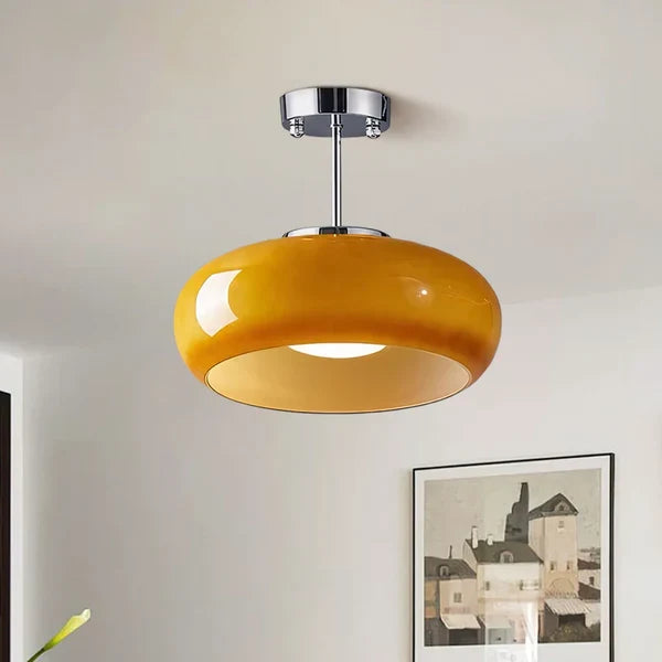 Glas Deckenleuchte in Chrom und Orange über einem Wohnraum
