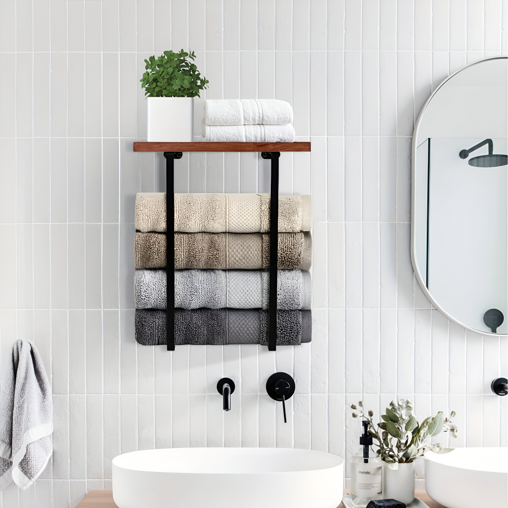 Handtuchhalter mit Holzablage an einer weiß gefliesten Badezimmerwand