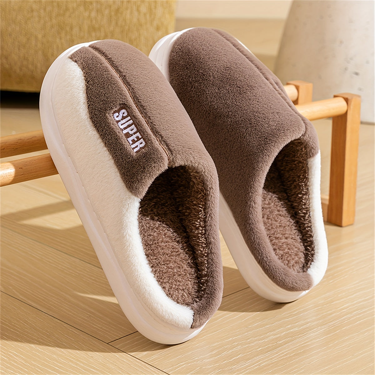 Braune Plüsch Hausschuhe, zweite Ansicht am Holzgestell