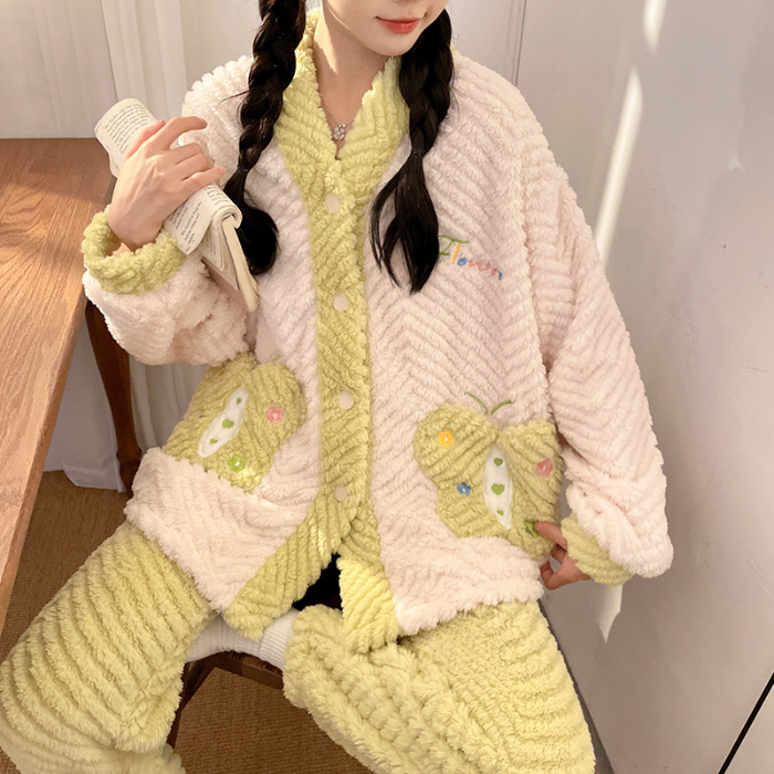 Flanell Pyjama Damen in Creme und Hellgrün mit hellgrünen Taschen und hellgrüner Hose