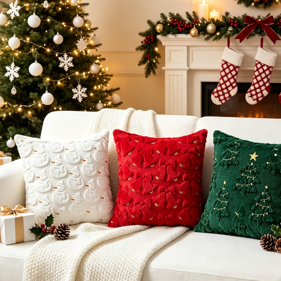Kissenhüllen Weihnachten in Weiß, Rot und Grün auf einem weißen Sofa