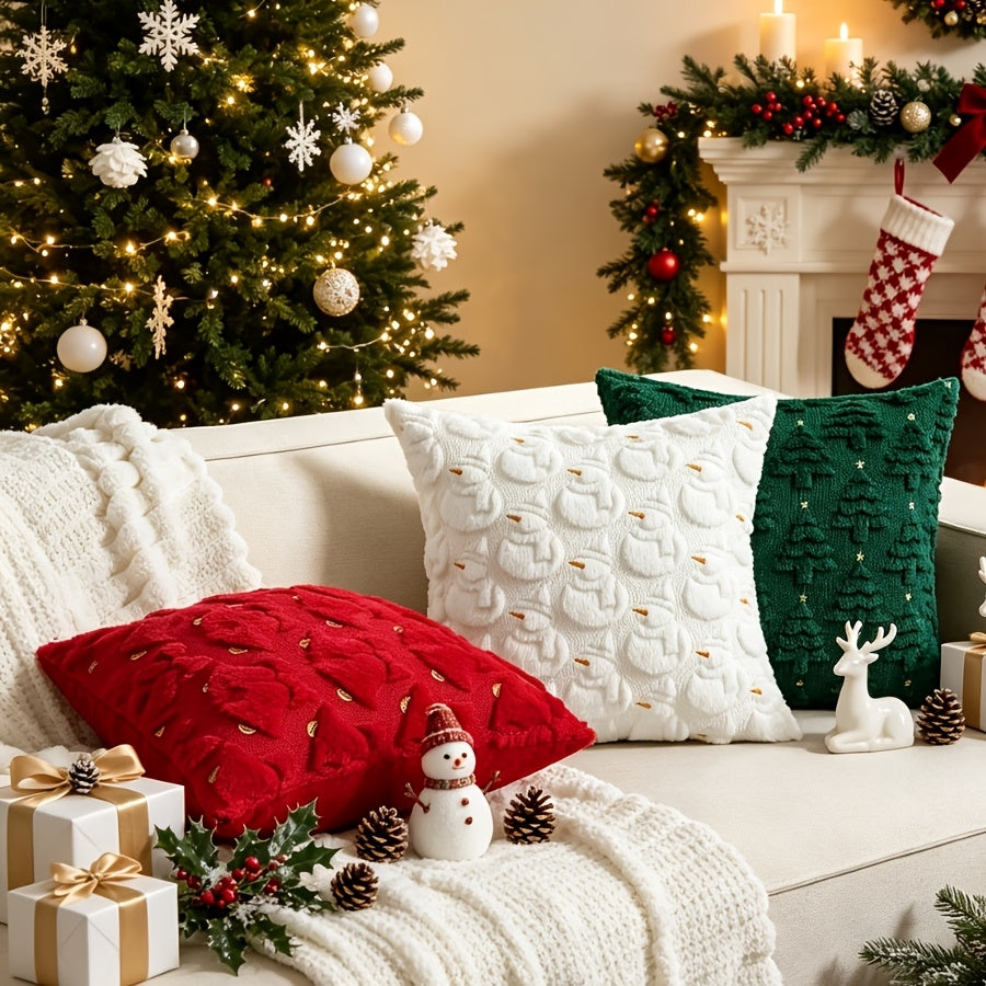 Rote, weiße und grüne Weihnachtskissen auf einem Sofa vor dem Kamin