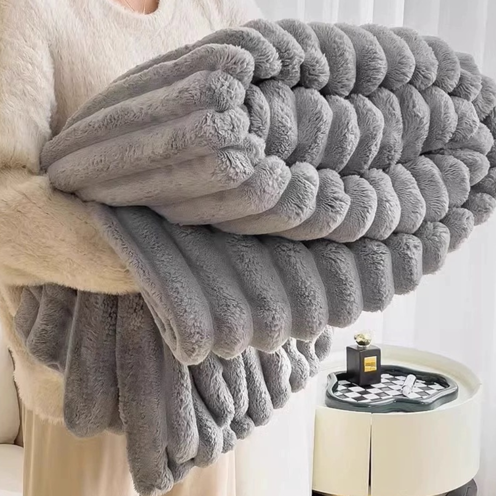 Kuscheldecke aus Kunstfell mit Rippenstruktur, Farbe: Hellgrau
