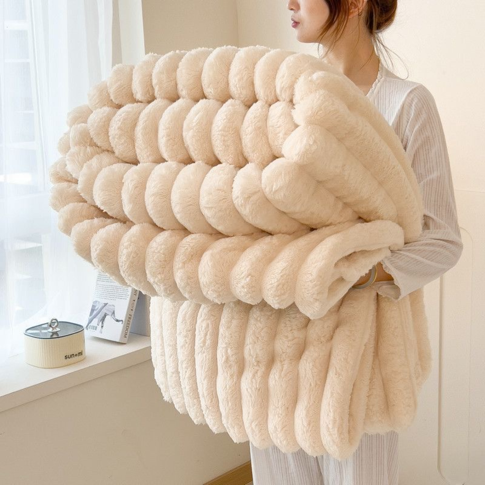 Kuscheldecke aus Kunstfell mit Rippenstruktur, Farbe: Beige