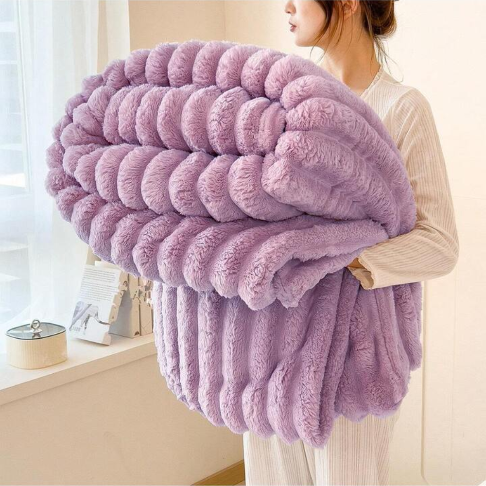Kuscheldecke aus Kunstfell mit Rippenstruktur, Farbe: Lavendel