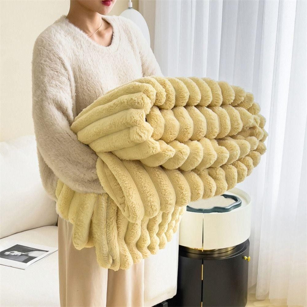Kuscheldecke aus Kunstfell mit Rippenstruktur, Farbe: Warmes Gelb
