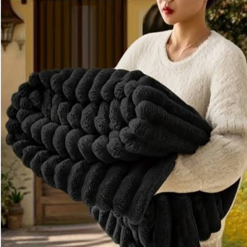 Kuscheldecke aus Kunstfell mit Rippenstruktur, Farbe: Schwarz
