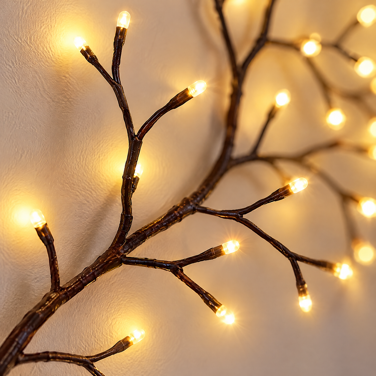 Nahaufnahme der dunkelbraunen biegsamen Zweige mit kleinen warmweißen LEDs an den Spitzen