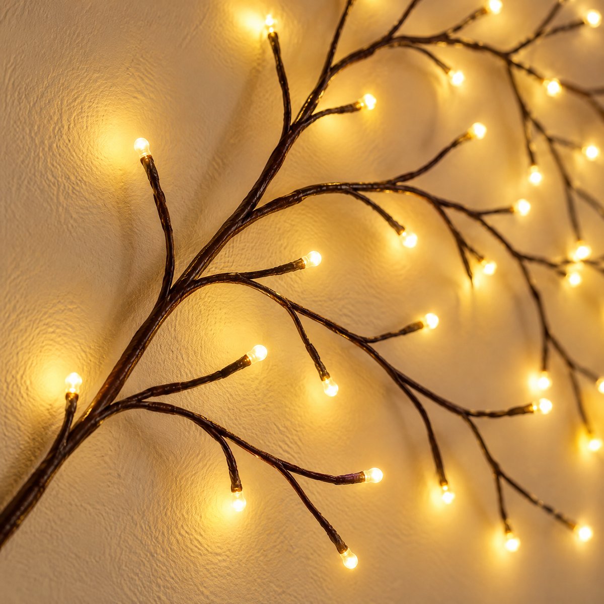 Nahaufnahme der LED Lichterkette mit dunkelbraunen, biegsamen Zweigen und warmweißen LEDs an den Zweigspitzen