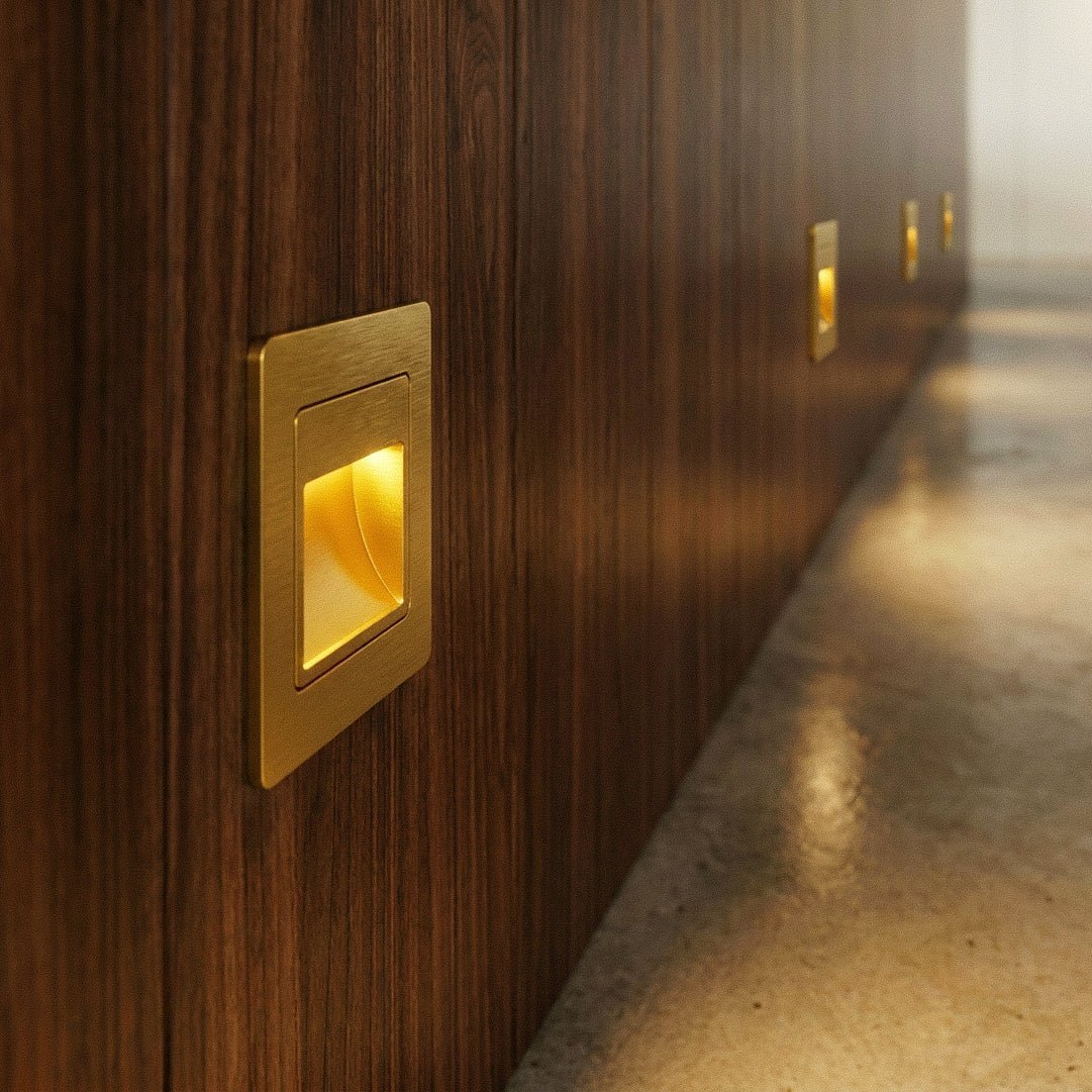 LED Treppenbeleuchtung in Gold in einer Holzwand im Flur