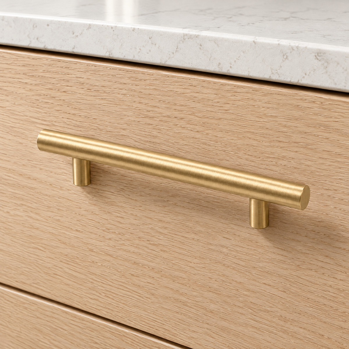 Möbelgriff Edelstahl in Gold im T-Bar Design auf einer Küchenschublade aus Eiche