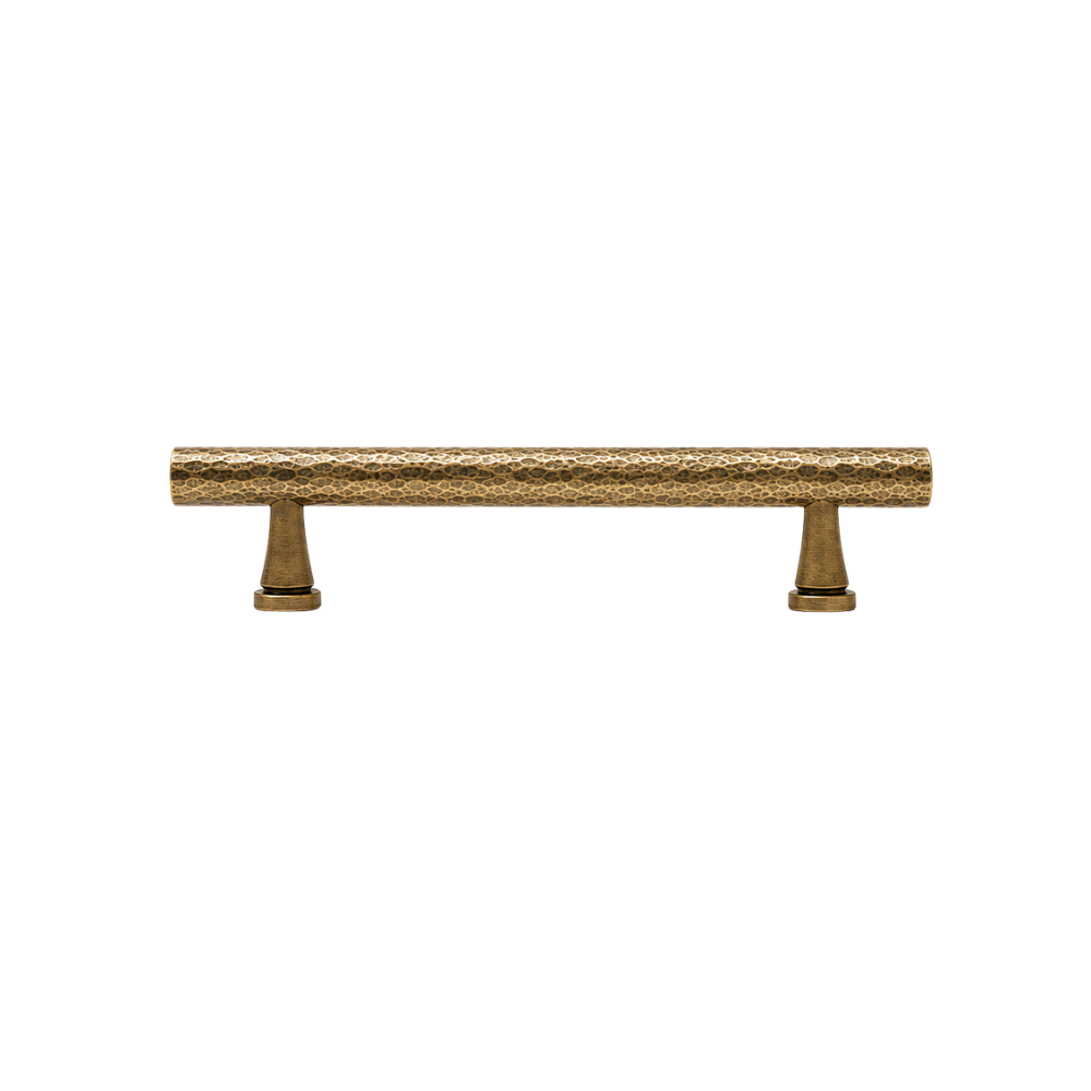 Gehämmerter Möbelgriff in Messingoptik, Lochabstand 128 mm, Länge 17,4 cm, auf weißem Hintergrund