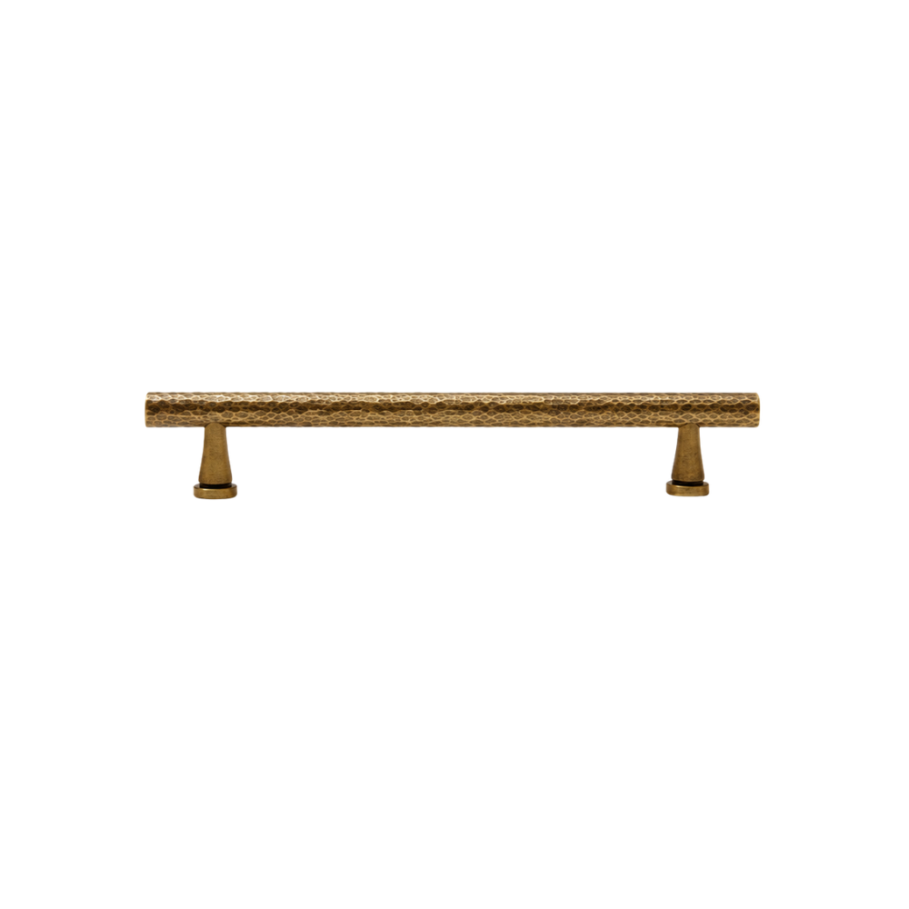 Gehämmerter Möbelgriff in Messingoptik, Lochabstand 160 mm, Länge 20,6 cm, auf weißem Hintergrund