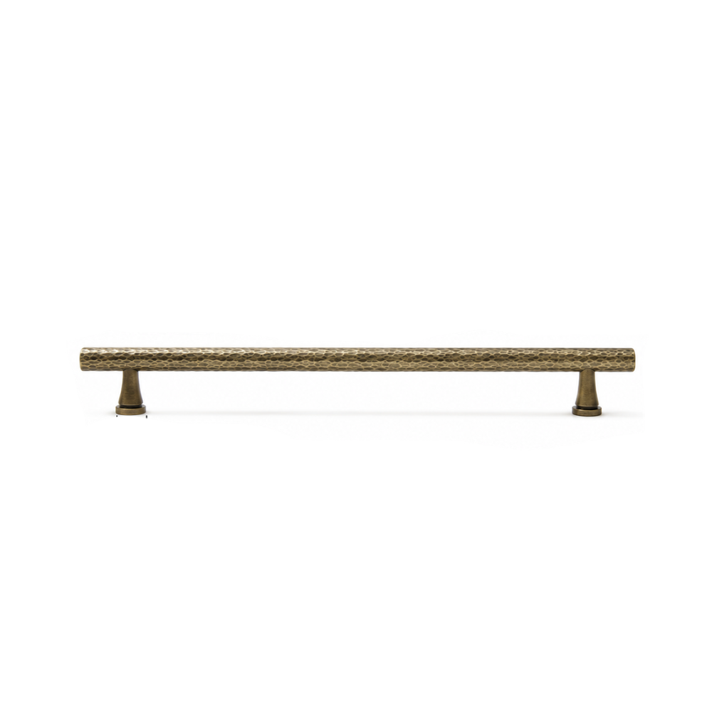 Gehämmerter Möbelgriff in Messingoptik, Lochabstand 320 mm, Länge 38 cm, auf weißem Hintergrund