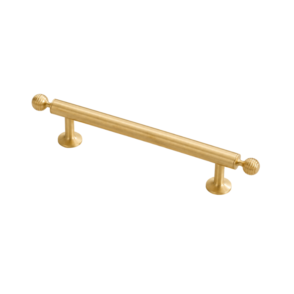 Möbelgriff Gold in Messingoptik, Lochabstand 96 mm, Länge 15,2 cm, auf weißem Hintergrund