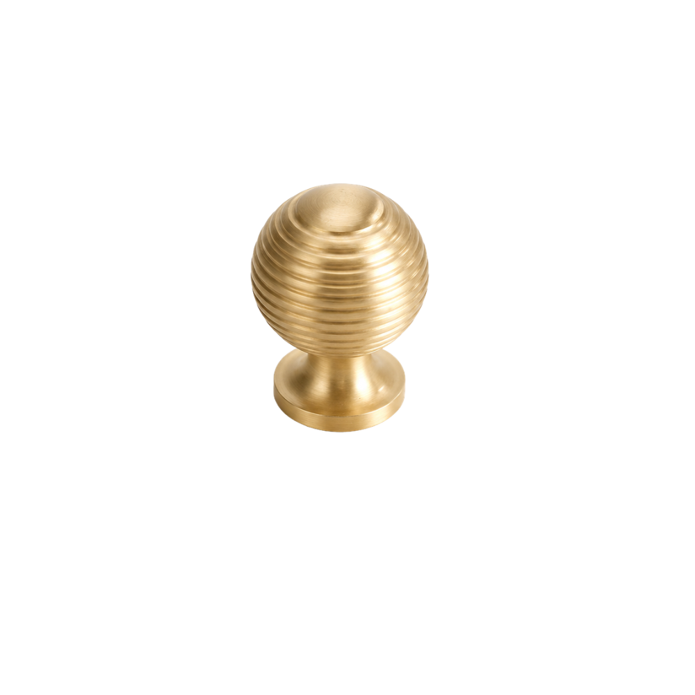 Möbelknopf mit Rillen in Messingoptik, Ø 2,5 cm, auf weißem Hintergrund